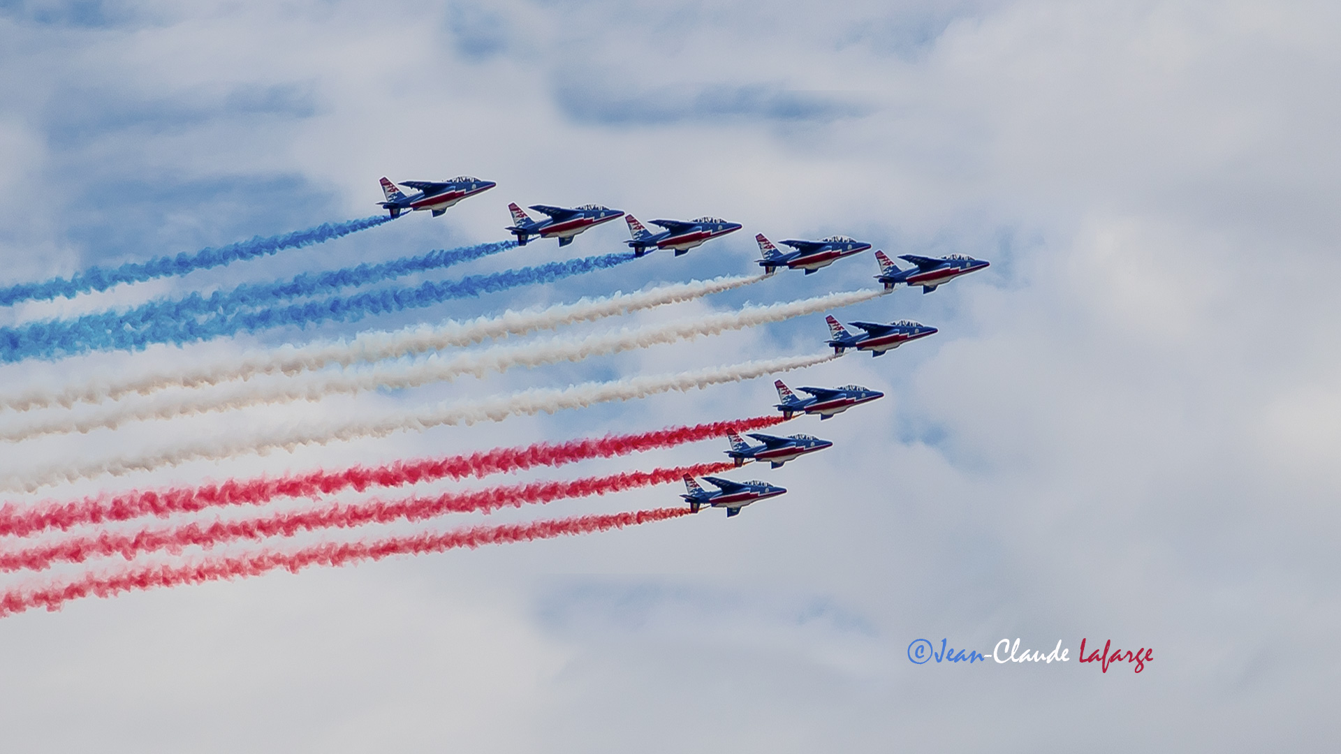 La Patrouille de France lors du 14 juillet sur les Champs Elysées à Paris France.